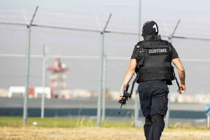 customs agent assessing drug smuggling on the Texas border